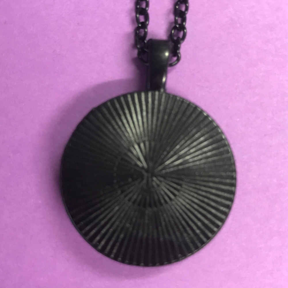 Frida Kahlo Pink Roses Portrait Black Necklace - Picture 4 of 5
